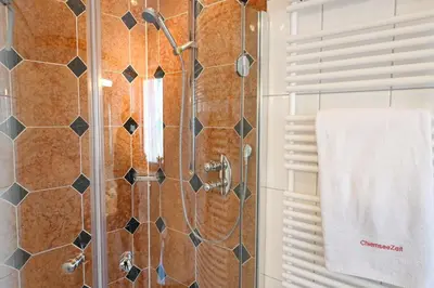 Ein Badezimmer in der Unterkunft ChiemseeZeit