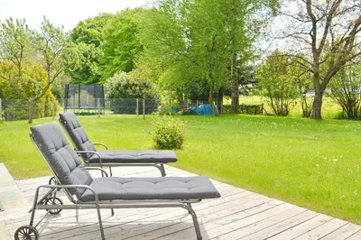 Ein Garten an der Unterkunft ChiemseeZeit