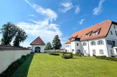 Ein Garten an der Unterkunft Schloss Winkl