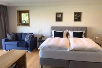Ein Sitzbereich in der Unterkunft Haus Hochland - Moderne Alpenwohnung Garten&Natur