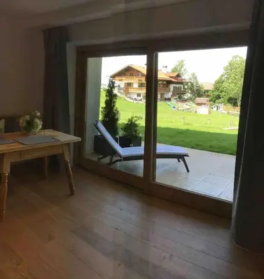 Ein Garten an der Unterkunft Haus Hochland - Moderne Alpenwohnung Garten&Natur