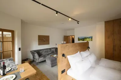 Ein Sitzbereich in der Unterkunft Ferienwohnung Alpini in Oberammergau