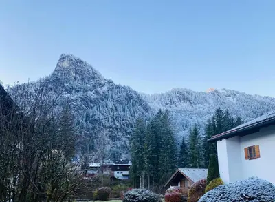 Ein allgemeiner Bergblick oder ein Berglick von der Ferienwohnung aus