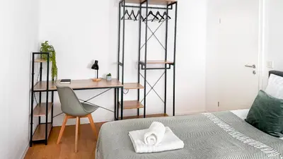 Ein Bett oder Betten in einem Zimmer der Unterkunft Moderne 3-Zimmer-Wohnung im Zentrum- Tiefgarage inklusive, Smart-TV, Shopping & Sightseeing ums Eck