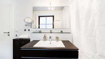 Ein Badezimmer in der Unterkunft Moderne 3-Zimmer-Wohnung im Zentrum- Tiefgarage inklusive, Smart-TV, Shopping & Sightseeing ums Eck