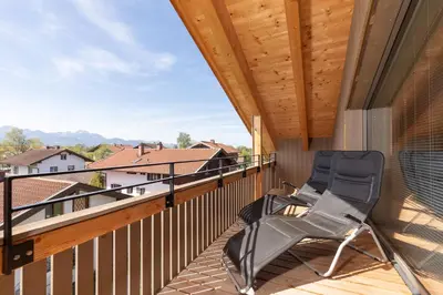 Ein Balkon oder eine Terrasse in der Unterkunft Chiemgauloft , 5 Sterne Ferienwohnung am Chiemsee