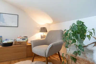 Ein Sitzbereich in der Unterkunft Chiemgauloft , 5 Sterne Ferienwohnung am Chiemsee
