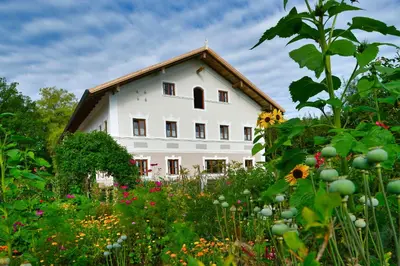 Ein Garten an der Unterkunft Gästehof Huber