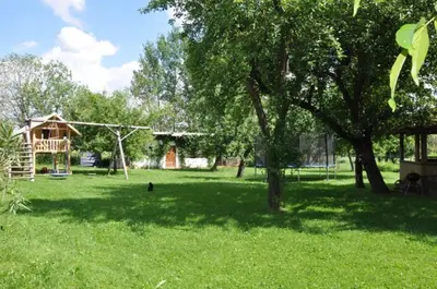 Ein Garten an der Unterkunft Gästehof Huber