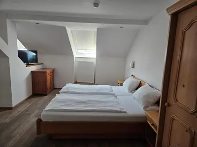 Ein Bett oder Betten in einem Zimmer der Unterkunft Gasthof und Metzgerei zur Post Peißenberg