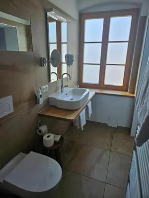 Ein Badezimmer in der Unterkunft Gasthof und Metzgerei zur Post Peißenberg