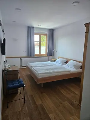 Ein Bett oder Betten in einem Zimmer der Unterkunft Gasthof und Metzgerei zur Post Peißenberg