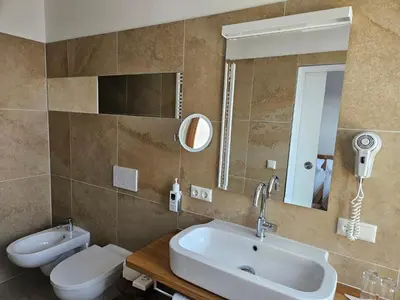 Ein Badezimmer in der Unterkunft Gasthof und Metzgerei zur Post Peißenberg