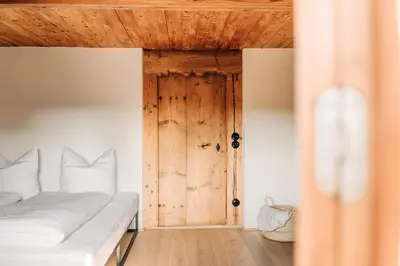 Ein Bett oder Betten in einem Zimmer der Unterkunft Design-Bauernchalet im Elbacher Gütel nahe Starnberger See