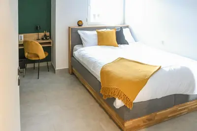 Ein Bett oder Betten in einem Zimmer der Unterkunft SEEZEIT Ferienwohnungen & Seminarhaus am Ammersee