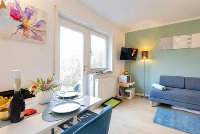 Ein Sitzbereich in der Unterkunft Sonnige, ruhige Gartenwohnung mit Terrasse u. Garten