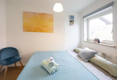 Ein Bett oder Betten in einem Zimmer der Unterkunft Sonnige, ruhige Gartenwohnung mit Terrasse u. Garten