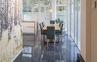 Ein Sitzbereich in der Unterkunft Stunning Apartment In Bad Heilbrunn