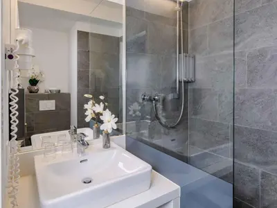 Ein Badezimmer in der Unterkunft PLAZA INN Dachau - München