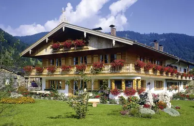 Ein Garten an der Unterkunft Gästehaus Becher, Kreuth-Point