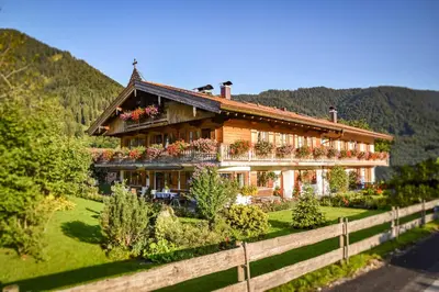 Ein allgemeiner Bergblick oder ein Berglick von der Ferienwohnung aus