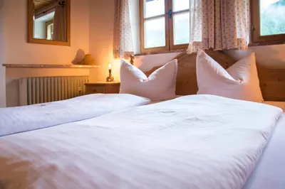 Ein Bett oder Betten in einem Zimmer der Unterkunft Gästehaus Becher, Kreuth-Point
