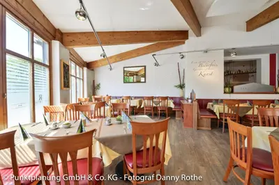 Ein Restaurant oder anderes Speiselokal in der Unterkunft Hotel-Renner