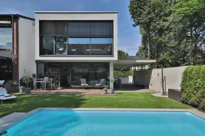 Der Swimmingpool an oder in der Nähe von Moderne Studio-Wohnung - Lichtblick