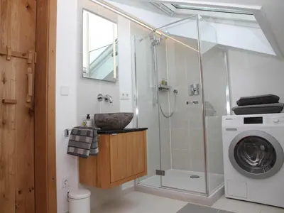 Ein Badezimmer in der Unterkunft Ferienwohnung Villa sorglos Suite | Chiemgau Karte