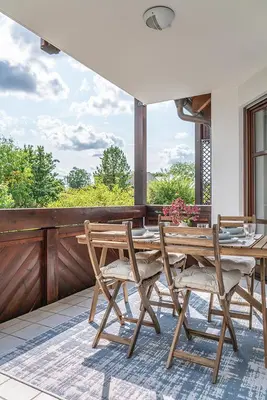 Ein Balkon oder eine Terrasse in der Unterkunft Stilvolle Seewohnung in Utting