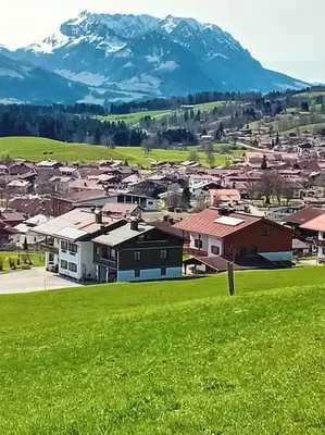 Ein allgemeiner Bergblick oder ein Berglick von der Ferienwohnung aus