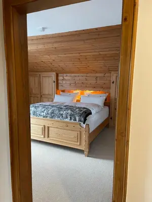Ein Bett oder Betten in einem Zimmer der Unterkunft Haus Hochland - Großzügige Alpenwohnung im Dachgeschoss