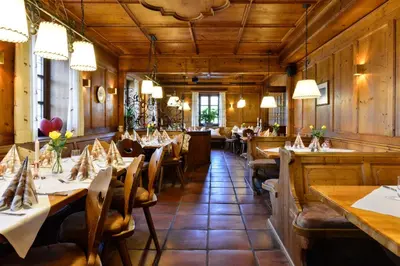 Ein Restaurant oder anderes Speiselokal in der Unterkunft Landgasthof zum Erdinger Weissbräu