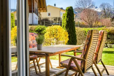 Ein Garten an der Unterkunft Alpenhirsch