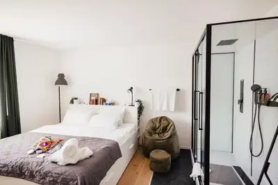 Ein Bett oder Betten in einem Zimmer der Unterkunft Bahnhofsnahe 9 Zimmer 200QM PS5 für Familien & Firmen