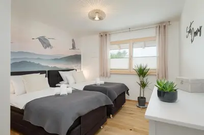 Ein Bett oder Betten in einem Zimmer der Unterkunft FENJOY Ferienapartments am Chiemsee - Balkon - BBQ