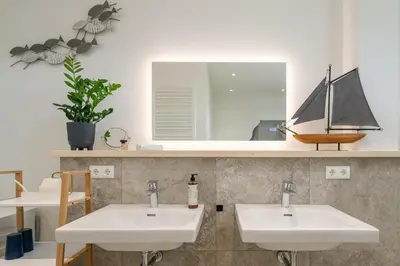 Ein Badezimmer in der Unterkunft FENJOY Ferienapartments am Chiemsee - Balkon - BBQ
