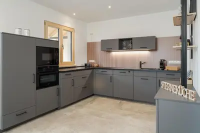 Küche/Küchenzeile in der Unterkunft FENJOY Ferienapartments am Chiemsee - Balkon - BBQ