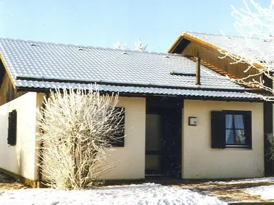 Das Gebäude in dem sich das Ferienhaus befindet