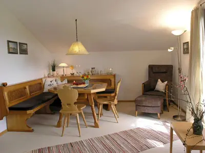 Ein Sitzbereich in der Unterkunft Ferienwohnung Anderl
