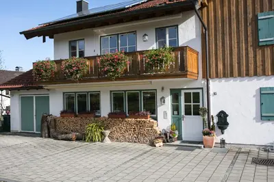 Das Gebäude in dem sich die Ferienwohnung befindet