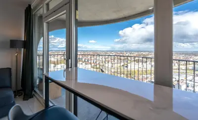 Ein Balkon oder eine Terrasse in der Unterkunft Apartment in der 30. Etage, Tolle Aussicht, Zentral