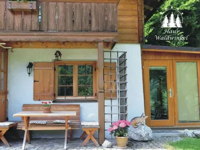 Das Gebäude in dem sich das Ferienhaus befindet