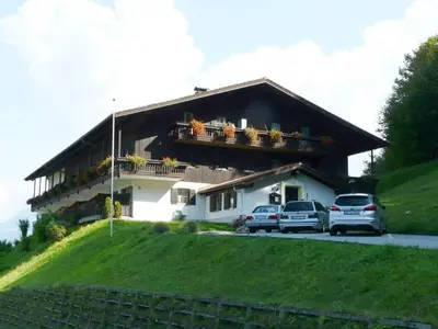 Das Gebäude in dem sich das Ferienhaus befindet
