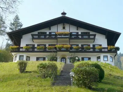 Ein Garten an der Unterkunft Holiday apartment No 5 Bergschlössl