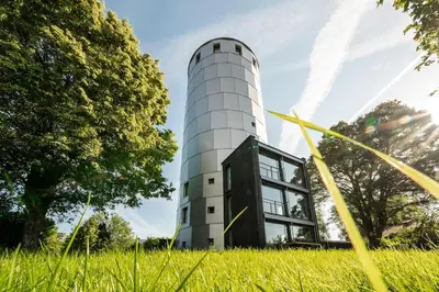 Ein Garten an der Unterkunft Wasserturm Pirach
