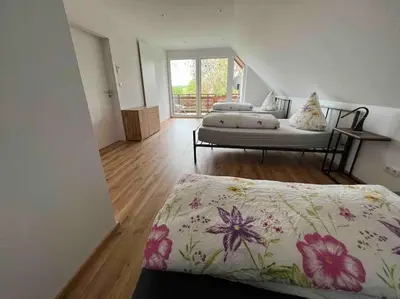 Ein Bett oder Betten in einem Zimmer der Unterkunft Ferienwohnung Saumpfad 25 Min ins Legoland