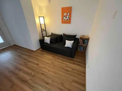 Ein Sitzbereich in der Unterkunft Ferienwohnung Saumpfad 25 Min ins Legoland