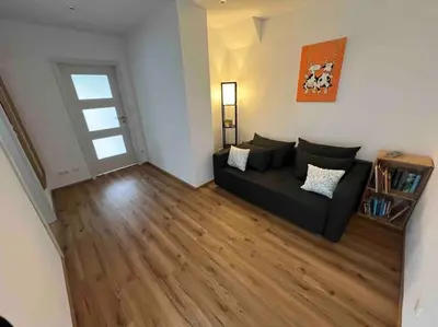 Ein Sitzbereich in der Unterkunft Ferienwohnung Saumpfad 25 Min ins Legoland