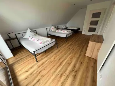 Ein Bett oder Betten in einem Zimmer der Unterkunft Ferienwohnung Saumpfad 25 Min ins Legoland